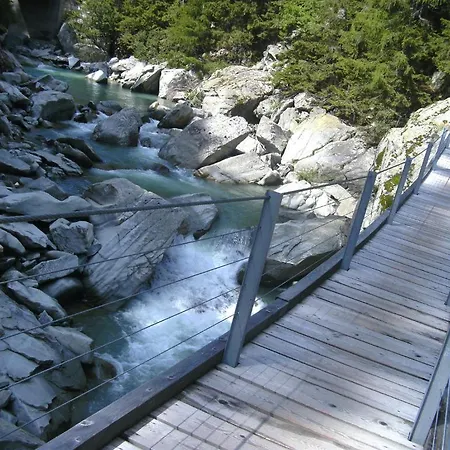 拉瓦尔住宿加早餐旅馆 2* Trin